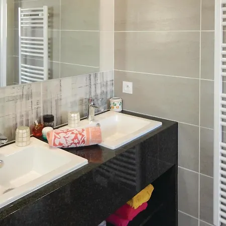 בית נופש Four-bedroom Holiday In *