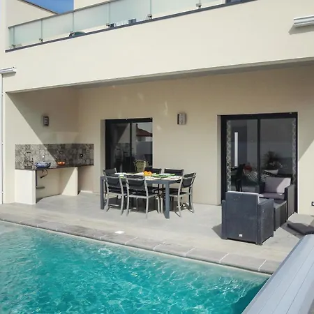 בית נופש Four-bedroom Holiday In *