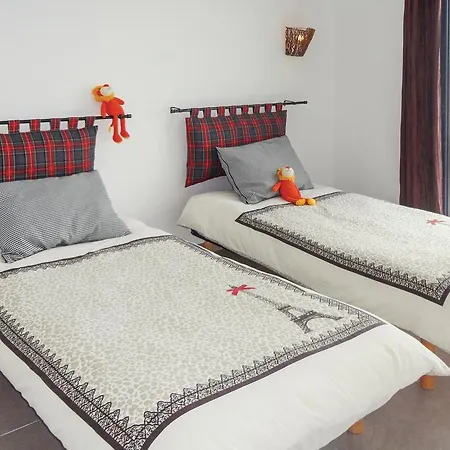 בית נופש Four-bedroom Holiday In *