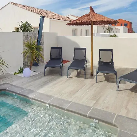 בית נופש Four-bedroom Holiday In *